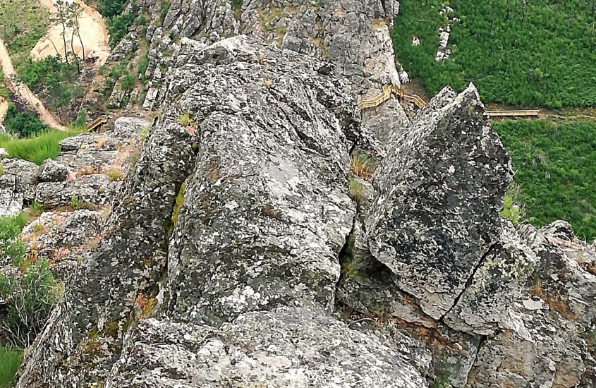 Passadiço a serpentear rochedos